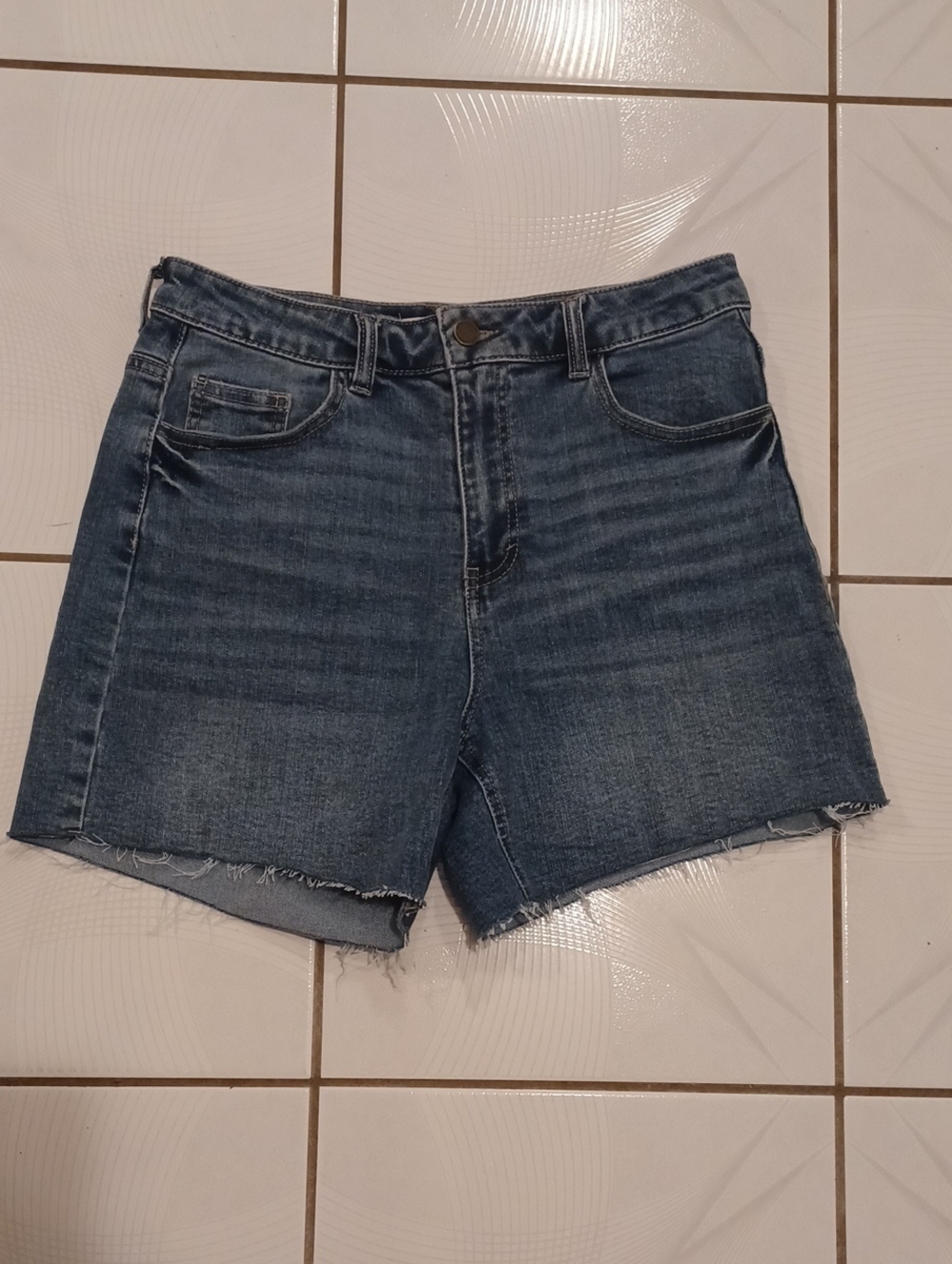 4/$80 Classic Cut-Off Jean Shorts - Size 8/29